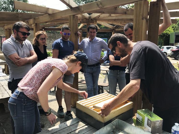 Julien Vicaire, apiculteur, et Candice Laroche, animatrice de l’Ada, ont partagé avec passion les enjeux de l’apiculture.