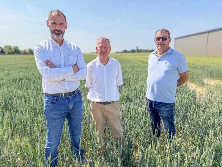 Pour les responsables du groupe Axéréal, Romain Galas (au c.) et Guillaume Vacher (à g.), ici aux côtés de l'administrateur Dominique Durel : « Le tout chimique est derrière nous ».