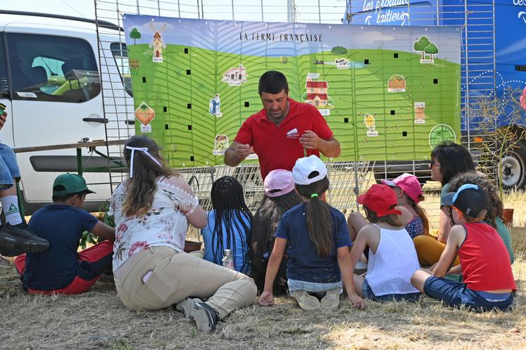 Vendredi 13 juin, à Blois. Lors du comice scolaire, de nombreux enfants ont profité des explications des représentants du milieu agricole, dont Fabien Bourgueil, président JA 41.