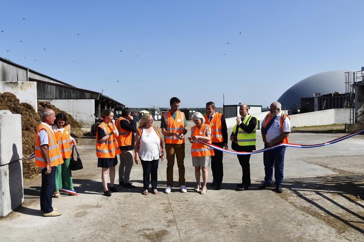 Jeudi 19 juin, à Thiverval-Grignon (Yvelines). Le méthaniseur de la ferme expérimentale de Grignon a été inauguré en présence d'Etienne Verrier, directeur général adjoint d’AgroParisTech (1er à d.), Frédéric Rose, préfet des Yvelines (2e à d.), Valérie Lacroute, vice-présidente de la Région Île-de-France chargée de l’agriculture et de l’alimentation (4e à d.), ou encore de Quentin Bulcke, directeur de la ferme expérimentale (au c.).