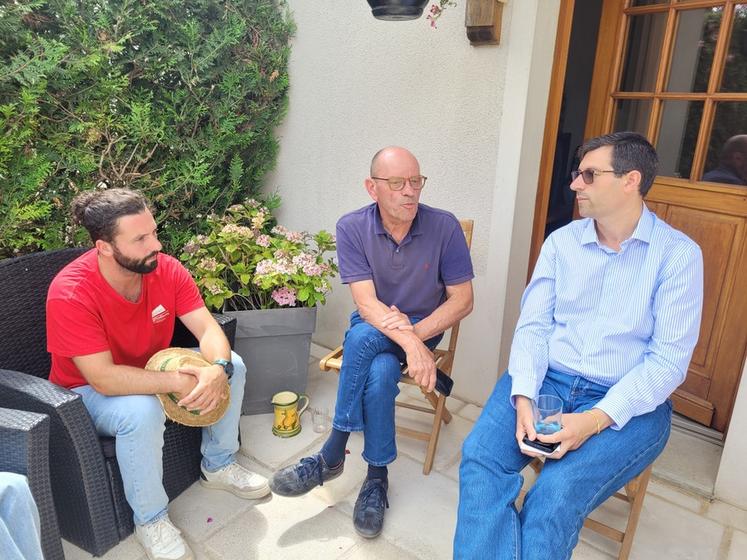 Lundi 23 juin, à Puiseaux. Didier Roulon (au c.), président pour la communauté de communes du Pithiverais Gâtinais de la FNSEA 45, a reçu le député Anthony Brosse sur son exploitation, avec Dorian Sagot (à g.), président de JA 45.