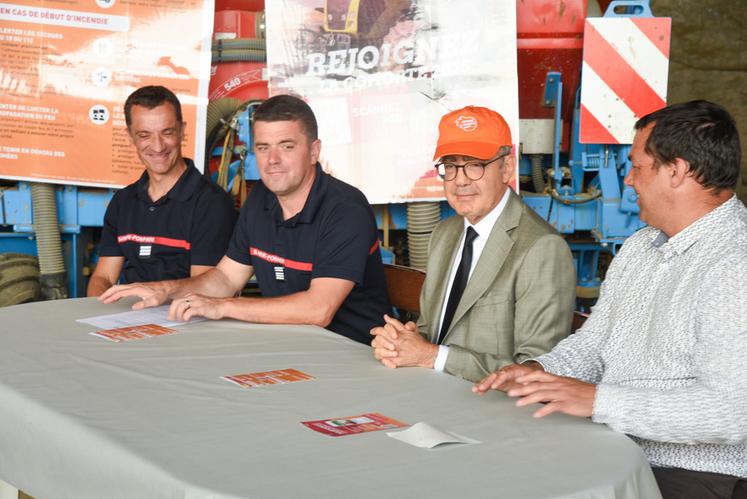 Lundi 23 juin, à Janville-en-Beauce. Le préfet, Hervé Jonathan, porte volontiers la casquette qui permet d'identifier les agriculteurs de la cohorte lors des interventions.