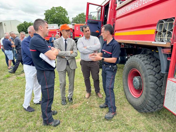 Lundi 23 juin, à Outrouville. Le préfet, Hervé Jonathan, porte la casquette qui permet d'identifier les agriculteurs de la cohorte tandis qu'il passe en revue le matériel du Sdis pour lutter contre les feux d'espaces naturels.