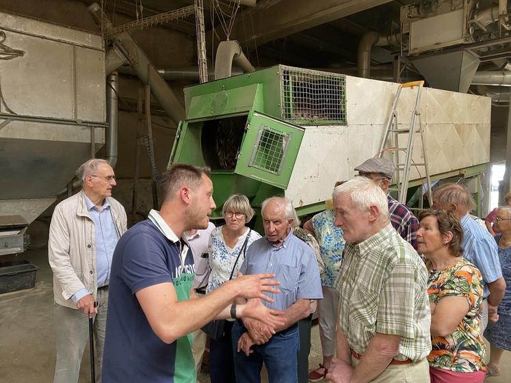 Les anciens exploitants ont porté un vif intérêt à la visite de Planète chanvre et à cette culture en plein développement dans le département.