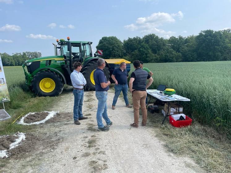 Mardi 3 juin, à Corbeilles-en-Gâtinais. Une vingtaine d'agriculteurs étaient présents lors de la journée organisée par Timac Agro.