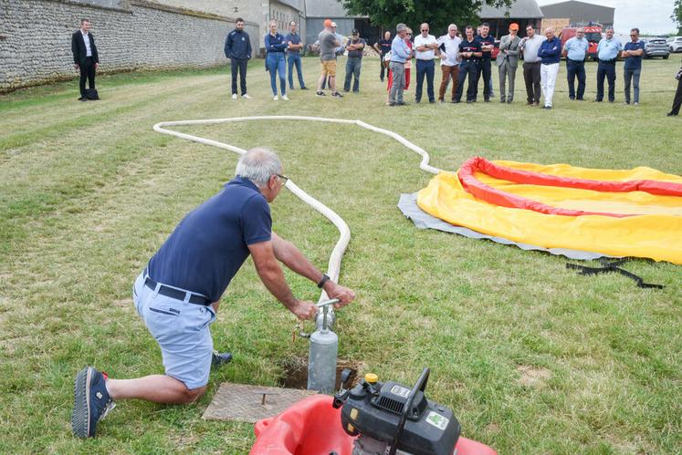 Le 23 juin, à Outrouville. C'est Jean-Michel Gouache qui a ouvert le robinet qui permet à l'eau de son forage de remplir la réserve des sapeurs-pompiers.