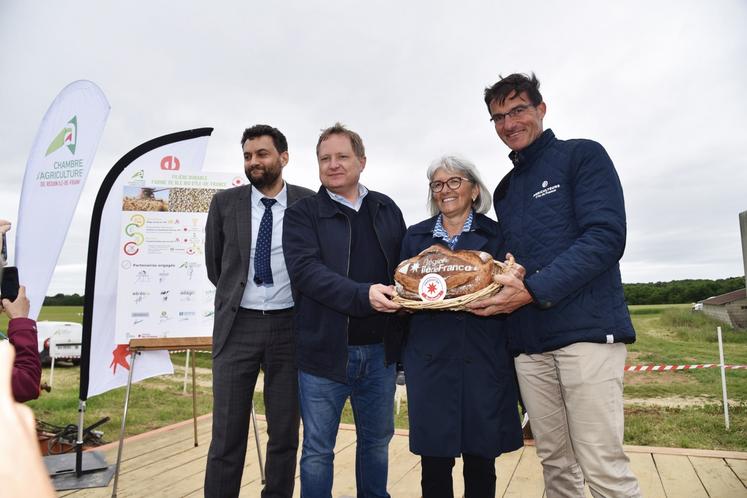 Mardi 27 mai, à Nanteau-sur-Essonne (Seine-et-Marne). Le lancement de la filière blé-farine bio d’Île-de-France a officiellement eu lieu lors de la plateforme technique de la chambre d'Agriculture consacrée au bio.