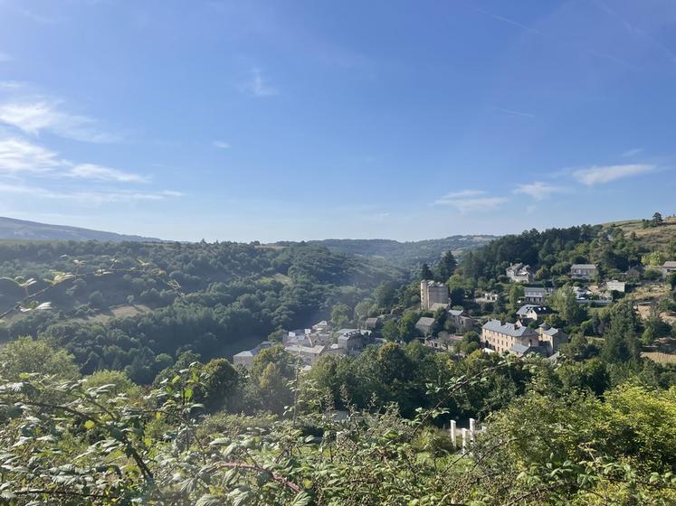 Vue sur le village de Saint-Léons (Aveyron), depuis Micropolis - la cité des insectes.