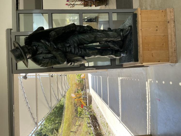Statue de Jean-Henri Fabre à Micropolis - la cité des insectes (Aveyron).