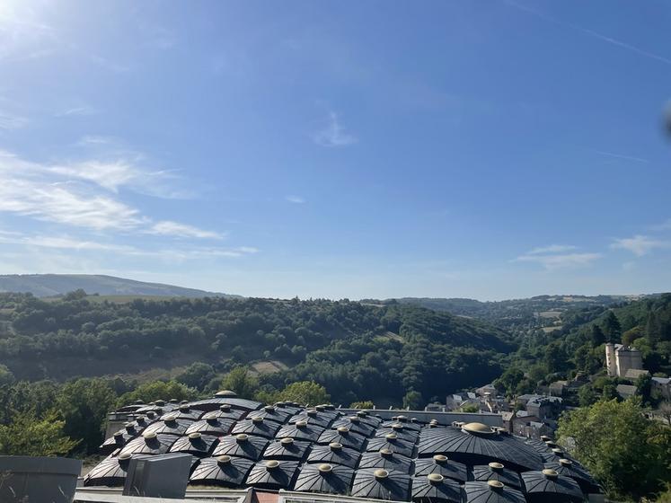 Vue sur le toit "à carapaces" de Micropolis - la cité des insectes (Aveyron). 
