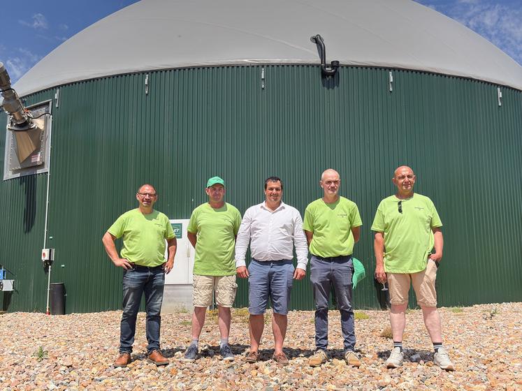 Grégoire Clément , Ludovic et Yohann Serreau, Florient Haber et Charles Clément, produisent du gaz vert à travers leur unité de méthanisation Methaperche 28.