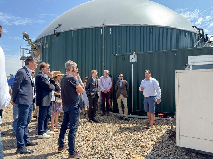 Vendredi 20 juin, à La Gaudaine. Lors de son inauguration, Yohann Serreau (à d.) a détaillé le fonctionnement de l'unité de méthanisation MethaPerche 28, qu'il porte avec quatre collègues exploitants.