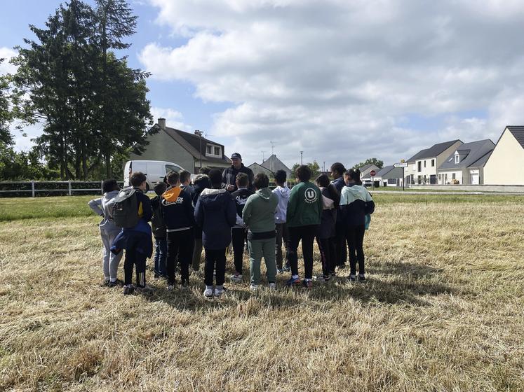Olivier Brossier mène un travail pédagogique chaque année avec les élèves de CM2 de sa commune. C'est l'occasion de faire passer des messages. 