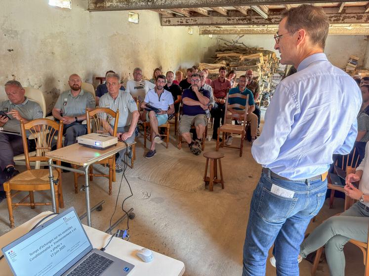Le 17 juin, à Montigny-sur-Avre. Le Directeur des territoires, Christophe Huss (à d.), à lancé la réunion sur les contrôles.