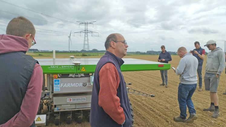 Le Farmdroid est un robot semeur-désherbeur, désormais bien connu, mais qui reste rare en plaine.