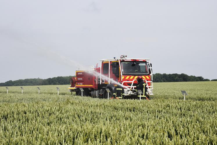 Vallangoujard (Val-d'Oise), mardi 10 juin. Le Sdis* a mené une démonstration de lutte contre les feux de chaumes.