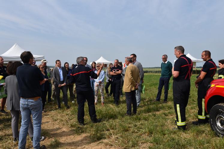 Vallangoujard (Val-d'Oise), mardi 10 juin. Le SDIS 95 a mené une démonstration de lutte contre les feux de chaumes.