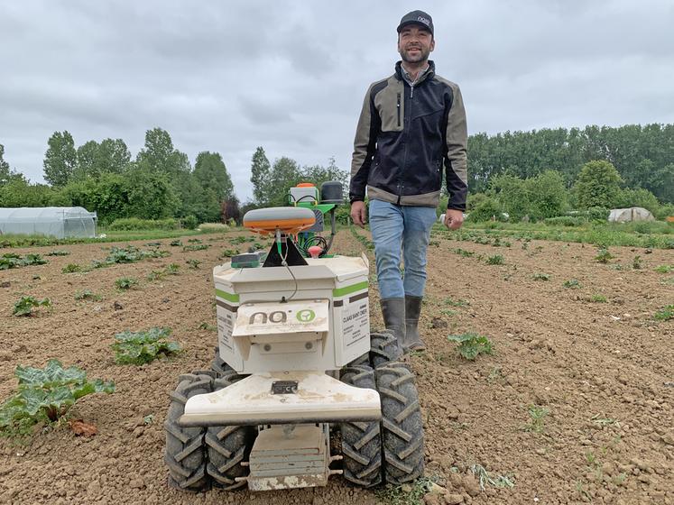 Maxime Dupont a été séduit par le robot Oz, que son concessionnaire local lui a présenté il y a deux ans.