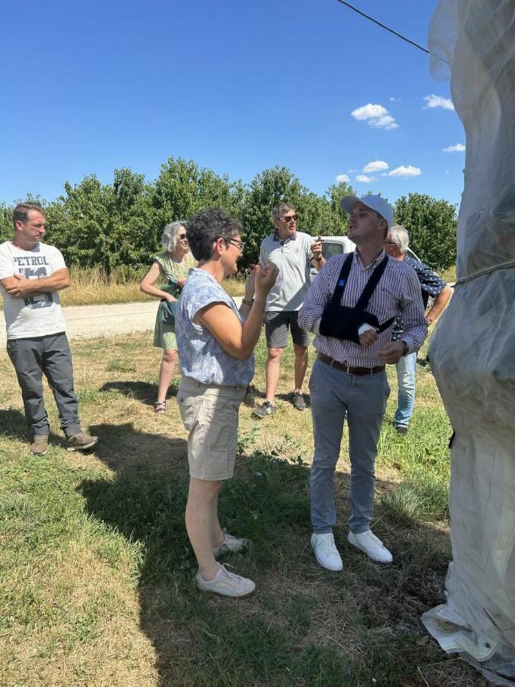 Lundi 30 juin, Valentin Caron, président de la chambre d'Agriculture, s'est rendu dans le verger de la SAS Lanson. 