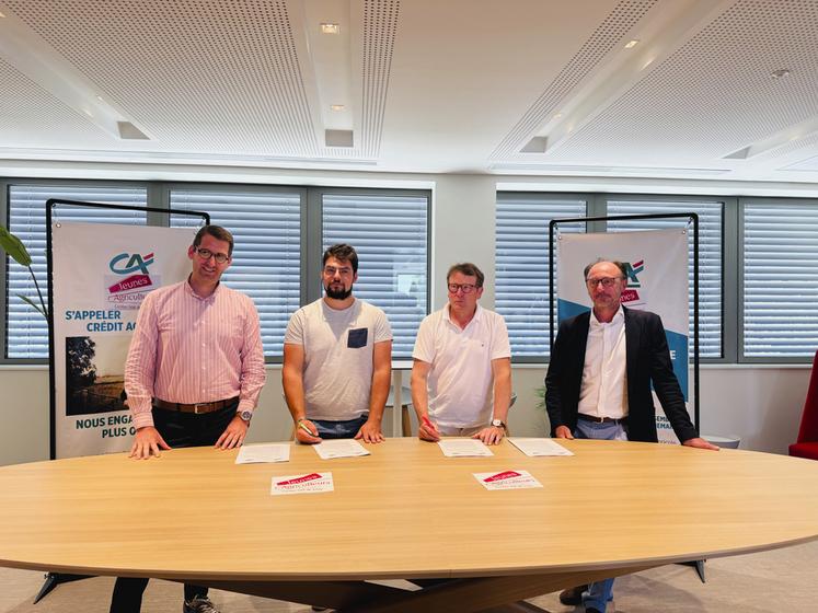 Clément Carteron, président de JA CVL, et Bruno Tardieu, président de la caisse Crédit agricole hôte de cette signature, ont renouvelé une convention de partenariat pour trois ans. 