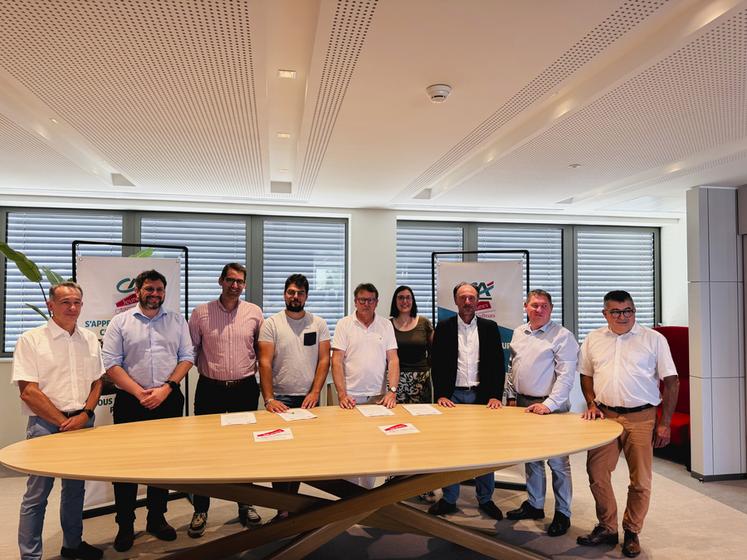Clément Carteron, président de JA CVL, et Bruno Tardieu, président de la caisse Crédit agricole hôte de cette signature, ont renouvelé une convention de partenariat pour trois ans.