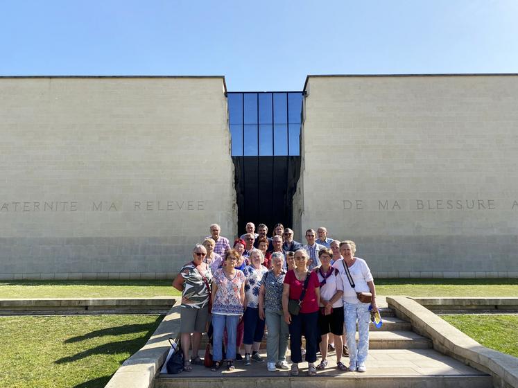 Caen (Calvados), mardi 17 juin. Le groupe devant le Mémorial.