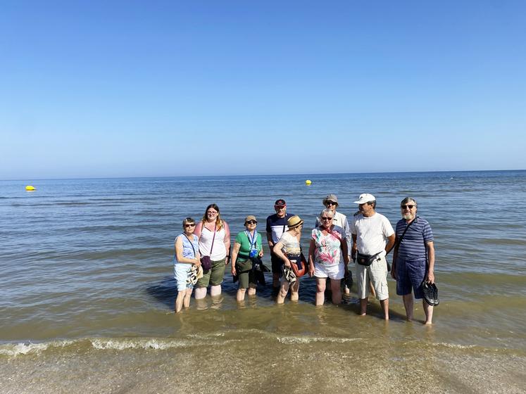 À Deauville, les anciens font trempette pour se rafraîchir.