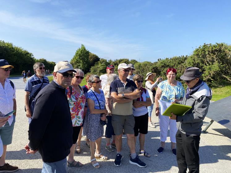 Les anciens sont attentifs aux propos du guide.