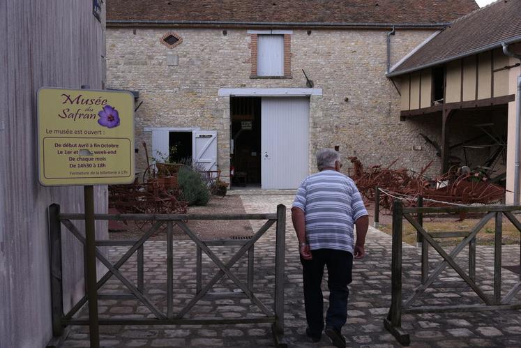 Jean-Jacques Rousseau, guide passionné, cultive et récolte lui-même du safran sur place. Les visiteurs peuvent découvrir la floraison entre la fin septembre et la fin octobre.