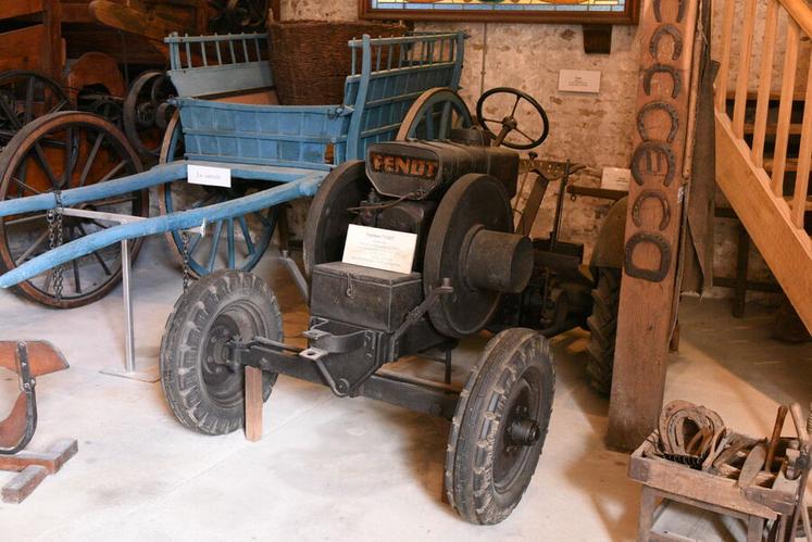 En plus du safran, le musée abrite une remarquable collection d’anciens outils et matériels agricoles, témoins du travail d’autrefois.