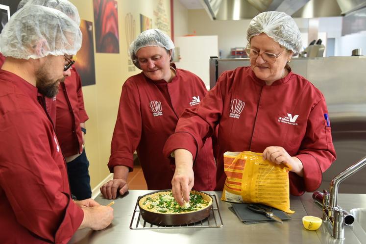Répartis en plusieurs équipes, les cuisiniers du jour ont concocté plusieurs plats, dont une tarte aux trois oignons.   