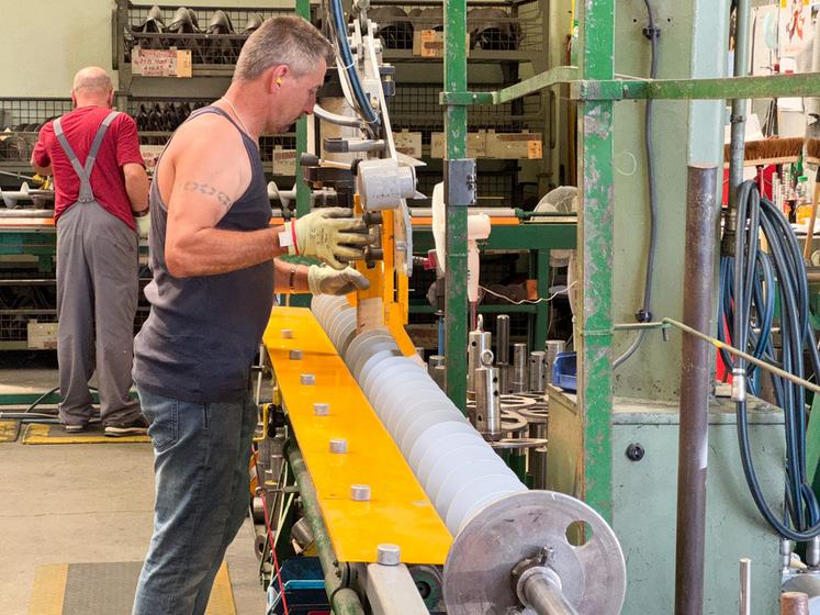 Mardi 1er juillet, à Brou. Excellence oblige, la rectitude de chaque vis à grain est contrôlée avant de sortir des ateliers de la société Denis.