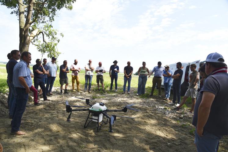 Marchémoret, vendredi 13 juin. Présentation d'un drone de 25 kg en attente d'homologation. Plus le drone peut être chargé, plus le semis est rapide et plus le coût est optimisé.