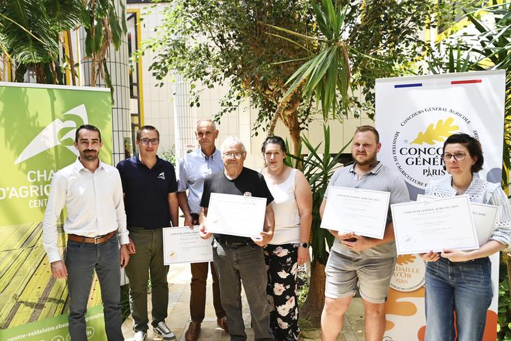 Lundi 30 juin, à Blois. Les quatre lauréats du CGA ont reçu leur prix, remis par Maxime Buizard Blondeau, président de la chambre régionale d'Agriculture, et Édouard Legras, président de la Chambre de Loir-et-Cher.
