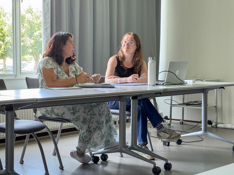 Jeudi 19 juin, à Chartres. Aux côtés de Claire Person, Marion Lesne (à d.), prend le relais de Carine Hardy pour suivre les dossiers que traite l'association Aidagri.