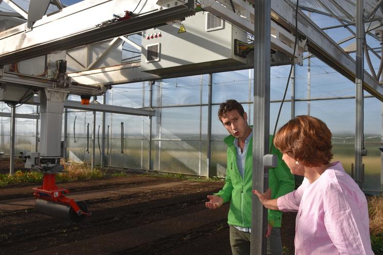 Lundi 30 juin, à Saint-Nom-la-Bretèche (Yvelines). Thibaut Millet-Taunay, directeur général de NeoFarm, explique à la ministre de l'Agriculture et de la Souveraineté alimentaire, Annie Genevard, comment le robot sème les graines en rang.