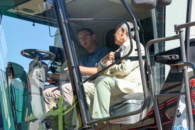 À son grand dam, le préfet Hervé Jonathan a dû se contenter de monter dans la moissonneuse de Thibaud Guillou, sans pouvoir aller faire un tour dans des parcelles encore trop humides.
