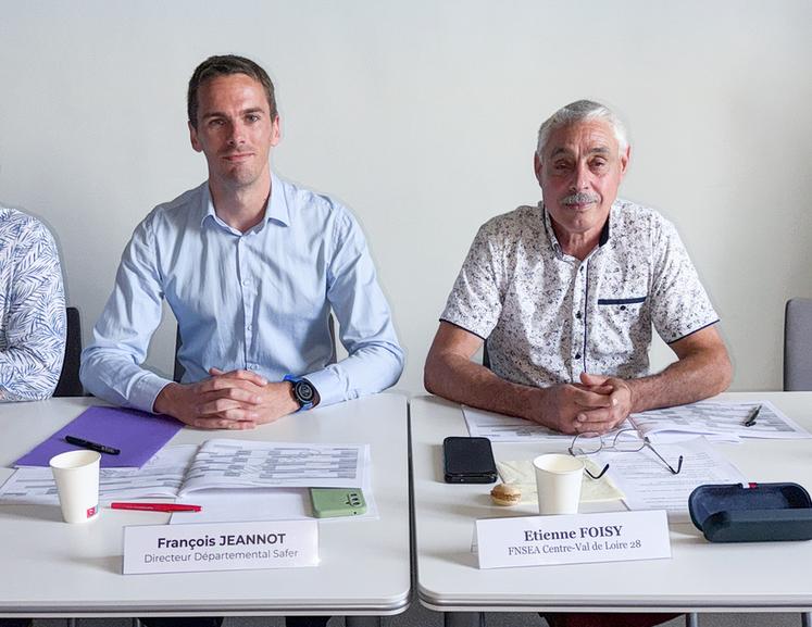 Mercredi 2 juillet, à Chartres. François Jeannot (à gauche), directeur du comité technique de la Safer d'Eure-et-Loir, et Étienne Foisy (à droite) qui quitte la présidence du comité technique de la Safer d'Eure-et-Loir après vingt ans d'exercice.