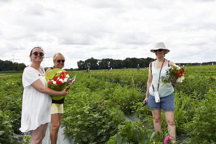 Vendredi 27 juin, à Jouy-en-Josas (Yvelines). Eva Monné est venue avec sa mère et sa grand-mère pour préparer des décorations florales pour son mariage.