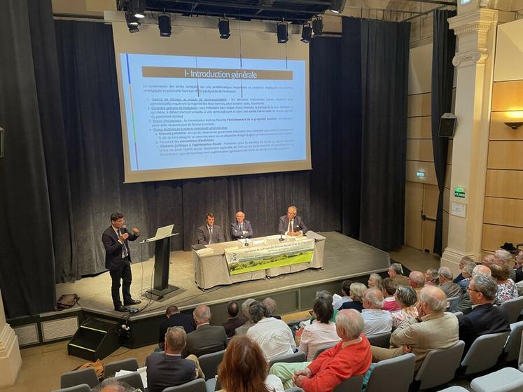 Jeudi 5 juin, à Paris. Lors de l'assemblée générale du SIPPR, plusieurs intervenants (de g. à d. sur l'estrade : Pierre-Henri Juillard, Geoffroy de Thieulloy, Francis Chéreau et Pierre de Waziers) ont débattu sur pourquoi et comment conserver ses terres agricoles.