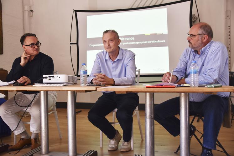 Mardi 8 juillet, à Montrichard. Aux côtés de Lionel Gosseaume (à d.), les témoignages de Jacques Crolais (à g.) et de Frédérique Legal (au c.) ont apporté des éléments de réflexion aux viticulteurs de l'AOC Touraine quant au système d'organisation de producteurs.