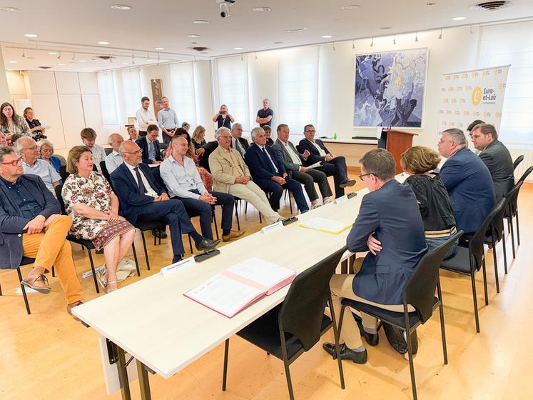 Vendredi 4 juillet, à Chartres. Les élus des huit communes entrant dans le dispositif Bourgs-centres ont signé leurs conventions avec le Département, l'État, la Région et la Banque des territoires.