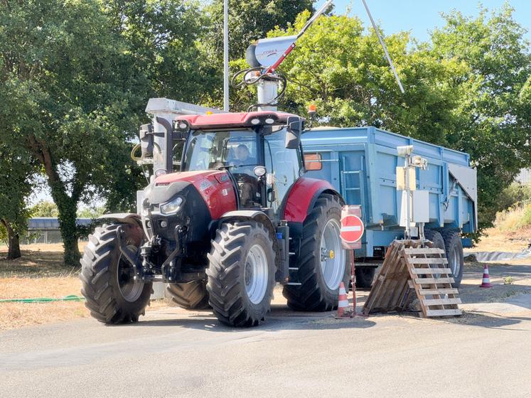 Vendredi 11 juillet, à Arrou. Au final, plus de remorques que prévu sont venues livrer les silos des coopératives du département.