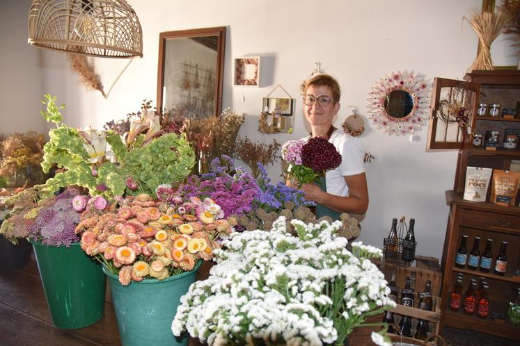 La Grande-Paroisse (Seine-et-Marne), lundi 30 juin. Isabelle Chanclud accueille les clients dans sa boutique au milieu des fleurs.