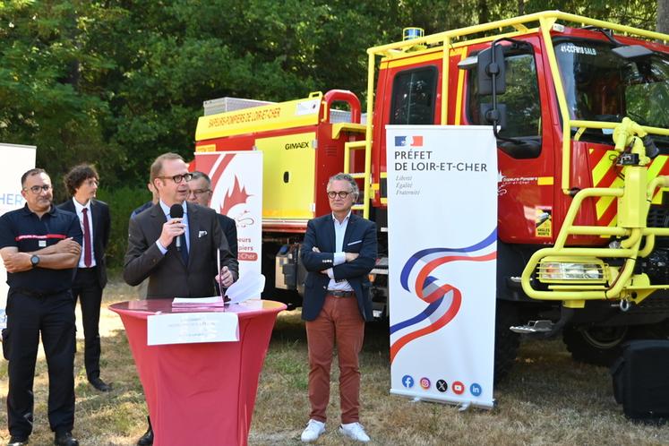 Mardi 24 juin, à Nouan-le-Fuzelier (Loir-et-Cher). Le préfet de Loir-et-Cher, Xavier Pelletier, a présenté le nouveau dispositif de détection des départs de feux en Sologne.