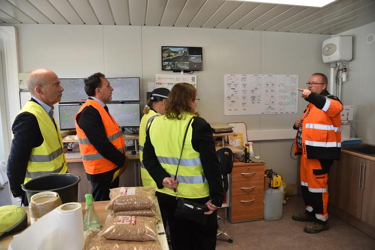 Verneuil-l'Étang, vendredi 6 juin. Visite du laboratoire du silo Valfrance.
