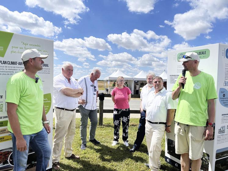 Chaumes-en-Brie, samedi 28 juin. Mauritz Quaak présente les trois piliers de la Ferme d'Arcy : polyculture, élevage et bioénergie.