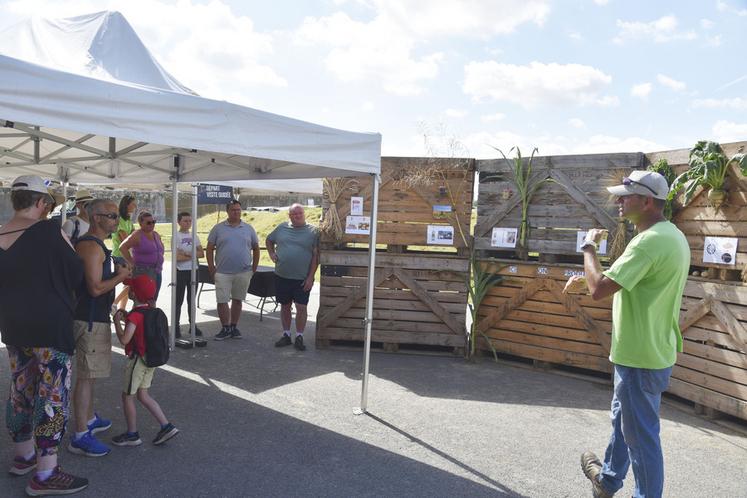 Avant de visiter le méthaniseur, les productions de l'exploitation ont été détaillées par Jacques-Pierre Quaak. 