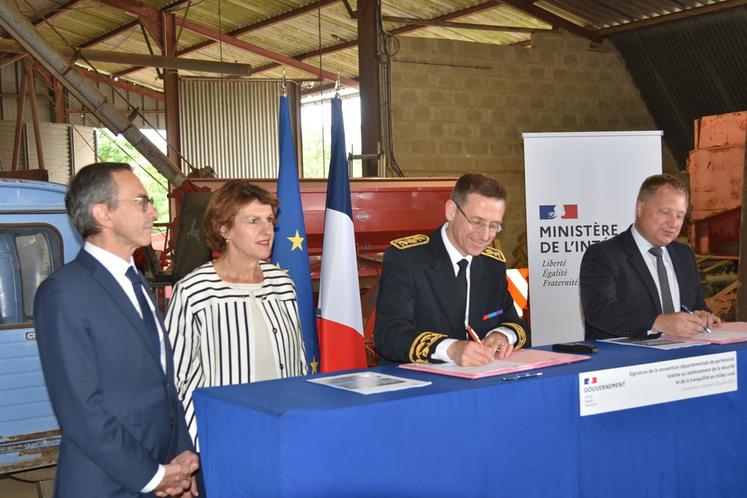 Damien Greffin, président de la chambre d'Agriculture, et Philippe Court, préfet du Val-d'Oise, ont signé la convention.