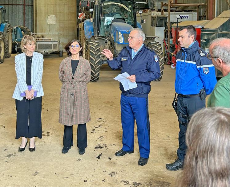 Jeudi 17 juillet, à Chevilly (Loiret). Lors d’une visite dans une exploitation, la préfète Sophie Brocas et les représentants de la gendarmerie ont échangé avec les agriculteurs sur la recrudescence des vols en milieu rural.